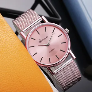 Gros plan d'une montre Geneva à quartz pour femme avec cadran rose et bracelet maille