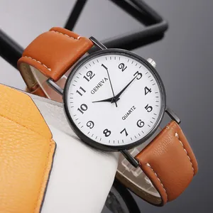 Klassische Vintage Quarz-Uhr mit braunem Lederarmband und weißem Zifferblatt seitlich