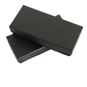 Set de dos cajas de regalo rectangulares minimalistas de cartón negro mate sobre fondo blanco