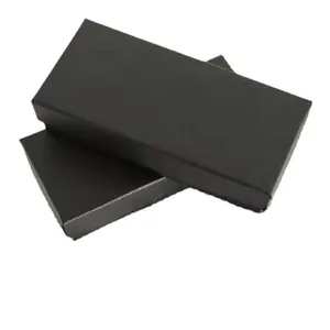 Cajas de regalo rectangulares negras para relojes con acabado mate sobre fondo blanco