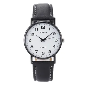 Minimalistische Quarzuhr mit weißem Zifferblatt, schwarzem Gehäuse und Lederarmband mit Nähten