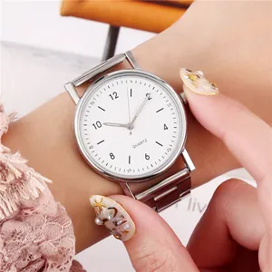 Primer plano de un elegante reloj de cuarzo plateado para mujer con correa de acero
