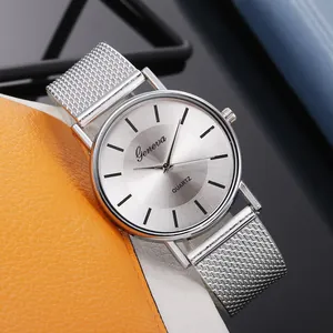 Détail de la montre à quartz Geneva avec cadran argenté et bracelet en maille métallique