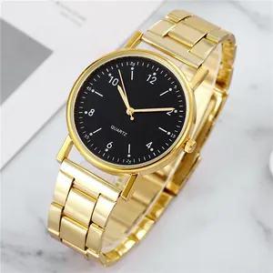 Reloj de cuarzo chapado en oro con esfera negra y pulsera metálica clásica de tres eslabones