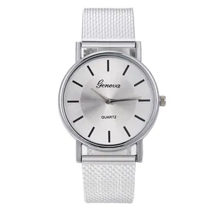 Détail d'une montre à quartz argentée avec bracelet en maille d'acier et cadran soleil