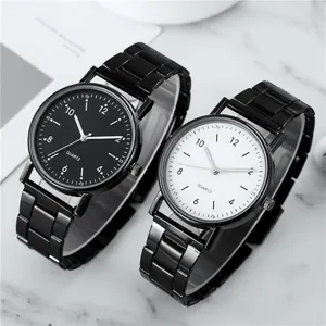 Detalle de relojes de cuarzo minimalistas con esferas blancas y negras sobre mármol