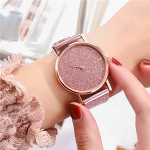 Detalle de reloj para mujer en oro rosa con esfera de cielo estrellado y malla