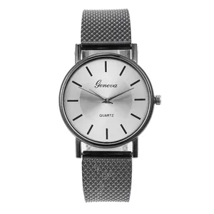 Vue détaillée de la montre quartz Geneva avec bracelet en maille et cadran brossé