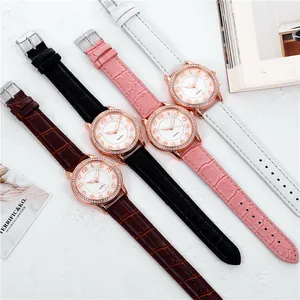 Detaillierte Nahaufnahme von Quarzuhren mit Lederarmbändern und Strass-Roségold-Lünetten
