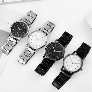 Vista detallada de cuatro relojes de cuarzo minimalistas con correas de acero y esferas