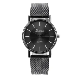 Détail de la montre à quartz Geneva avec cadran noir et index à barres argentées