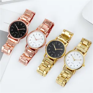 Detalle de relojes de cuarzo en acero oro rosa y dorado con correas de eslabones metálicos