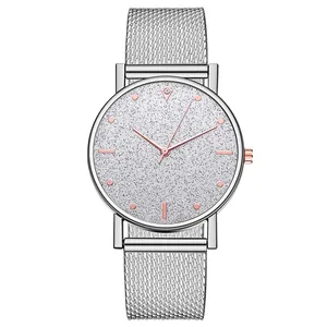 Vista macro de reloj de cuarzo para mujer con esfera brillante y correa de malla fina