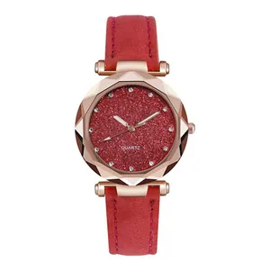 Primer plano de la esfera roja brillante con diamantes y cristal facetado del reloj