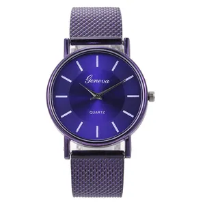 Détail du cadran de montre à quartz violet avec texture rayonnante et bracelet maille