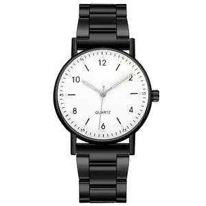 Primer plano de esfera de reloj de cuarzo minimalista con números negros y brazalete