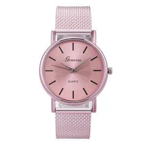 Détail d'une montre à quartz rose pour femme avec bracelet en maille et cadran soleil