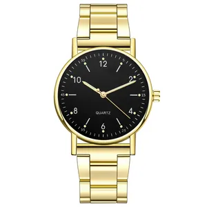 Detalle del reloj dorado de acero inoxidable con esfera negra y marcadores numéricos
