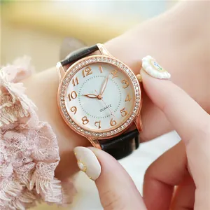 Detailansicht der Roségold-Quarzuhr mit Strass-Lünette und schwarzem Lederarmband