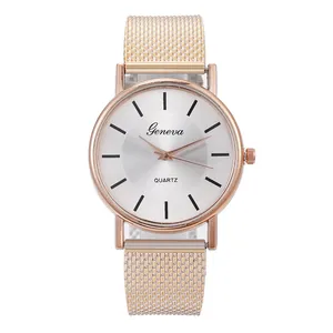 Détail de la montre à quartz Geneva pour femme en or rose avec bracelet en maille milanaise