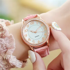 Detailansicht der Damen-Quarzuhr mit rosa Lederarmband und diamantbesetzter Roségold-Lünette