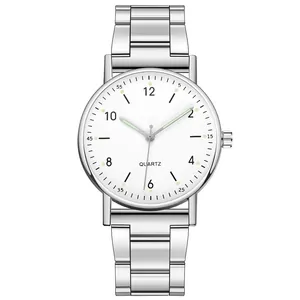 Detalle de reloj de cuarzo con correa de acero plateado cierre plegable y dial blanco