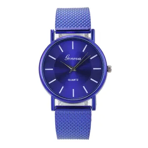 Détail d'une montre à quartz bleue avec cadran rayonnant et bracelet en maille fine