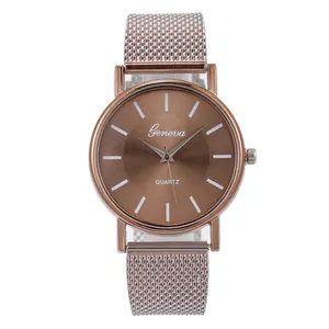 Détail de la montre à maille milanaise or rose avec cadran rayonnant et mouvement quartz
