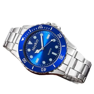 Detailansicht der silbernen Edelstahl-Uhr mit tiefblauem Sonnenschliff-Zifferblatt