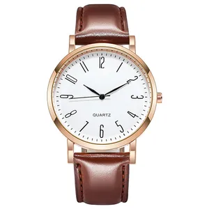 Détails macro du boîtier de montre or rose classique et du cadran blanc avec bracelet en cuir