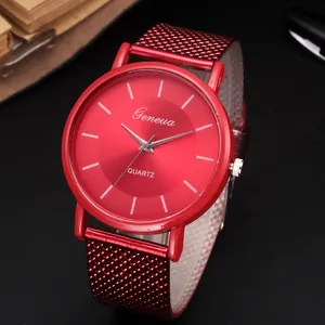 Montre à quartz Geneva rouge élégante avec bracelet en maille et cadran minimaliste