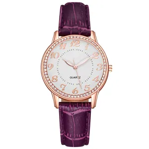 Nahaufnahme von roségoldenem Gehäuse mit weißem Zifferblatt und lila Lederarmband