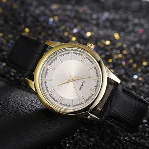 Orologio al quarzo classico con cassa dorata, quadrante argento e cinturino in pelle nera