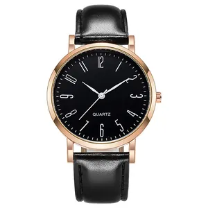 Gros plan d'une montre à quartz rose doré avec chiffres artistiques sur cadran noir mat