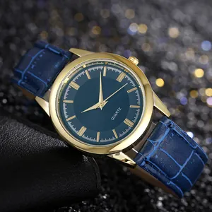 Dettaglio del cinturino in pelle blu coccodrillo e cassa dell'orologio dorata