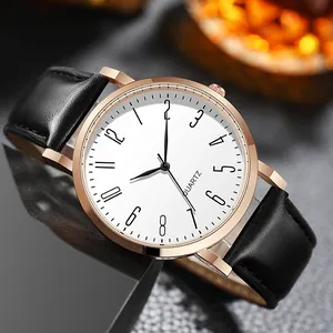 Vue rapprochée du boîtier de montre or rose avec cadran blanc et bracelet cuir noir