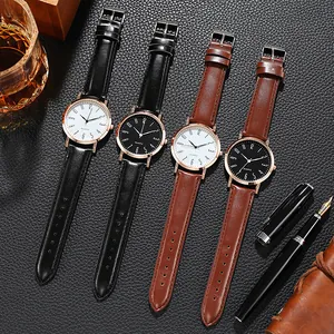 Quatre montres à quartz élégantes avec bracelet en cuir présentées avec des accessoires