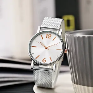 Orologio da donna minimalista con cinturino in maglia argento e dettagli in oro rosa sul quadrante