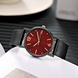 Orologio da donna chic con quadrante rosso vino e cinturino in maglia d'acciaio nero