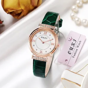 Detail van de groene lederen horlogeband met roségouden kast en strass steentjes
