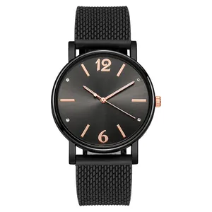 Dettaglio del quadrante nero con lancette oro rosa e indici con diamanti scintillanti