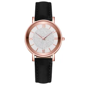 Reloj de mujer en oro rosa con esfera brillante y correa de cuero negro de estilo moderno
