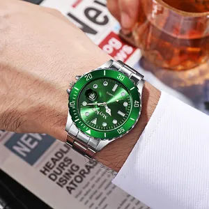 Detail van herenhorloge met groene lunette, stalen band en datumvenster om de pols