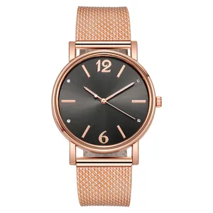 Vista dettagliata del cinturino in maglia oro rosa e del quadrante dell'orologio da donna