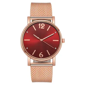 Dettaglio del cinturino in maglia milanese oro rosa e quadrante rosso soleil da donna