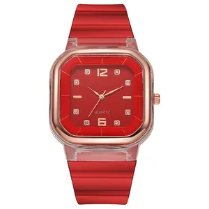 Dettaglio dell'orologio al quarzo quadrato oro rosa con quadrante rosso e cinturino