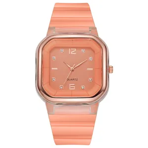 Dettaglio orologio al quarzo quadrato arancione corallo con ghiera oro rosa e cinturino