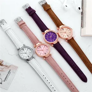Quatre montres à quartz pour femmes avec bracelets en cuir et cadrans à effet soleil