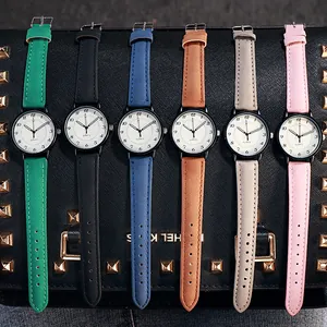 Piatto di orologi al quarzo minimalisti in sei colori su uno sfondo in pelle nera