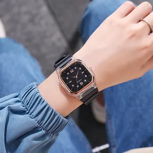 Orologio al quarzo quadrato minimalista con quadrante nero e accenti in oro rosa al polso